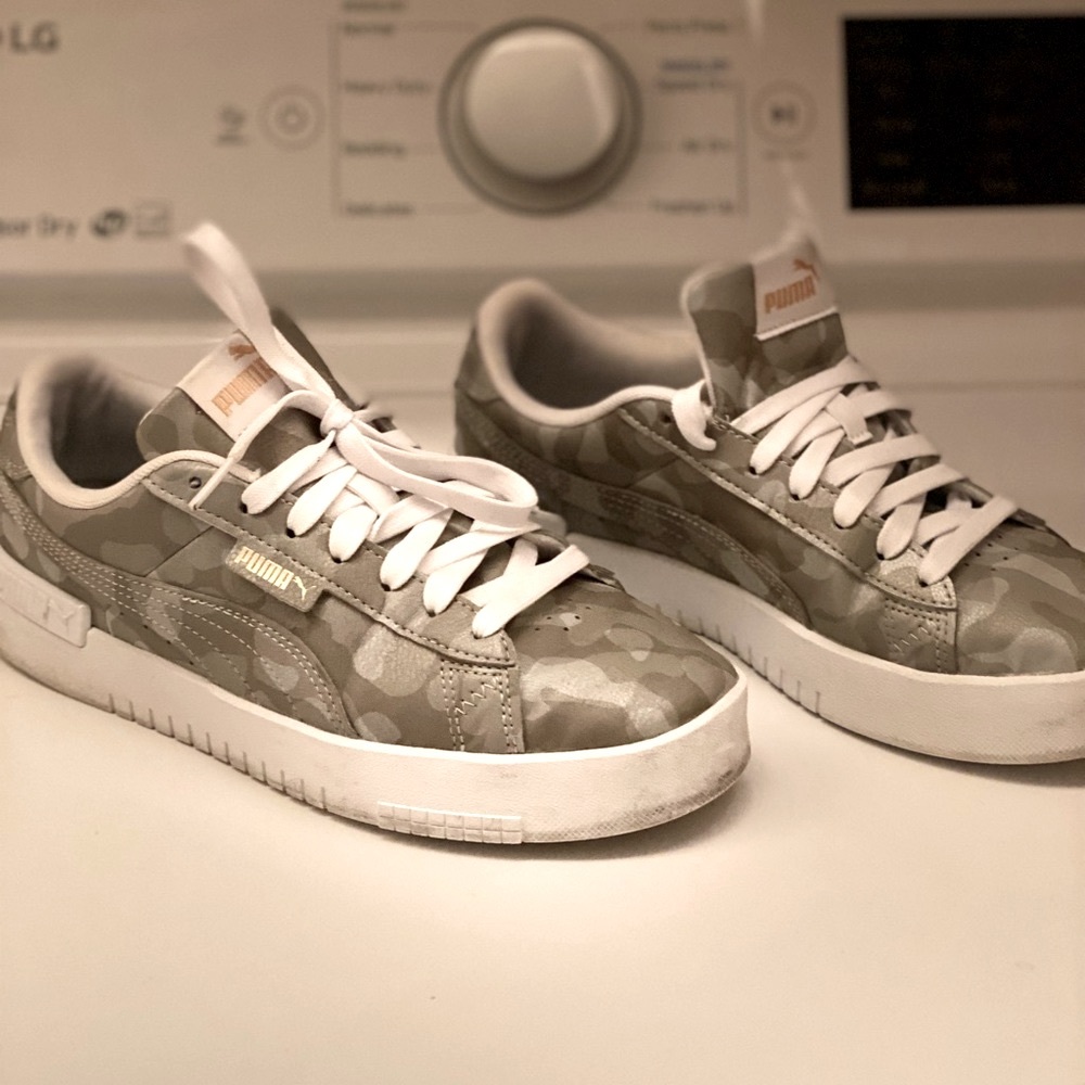 PUMA sneakers size 7.5. Cami print.